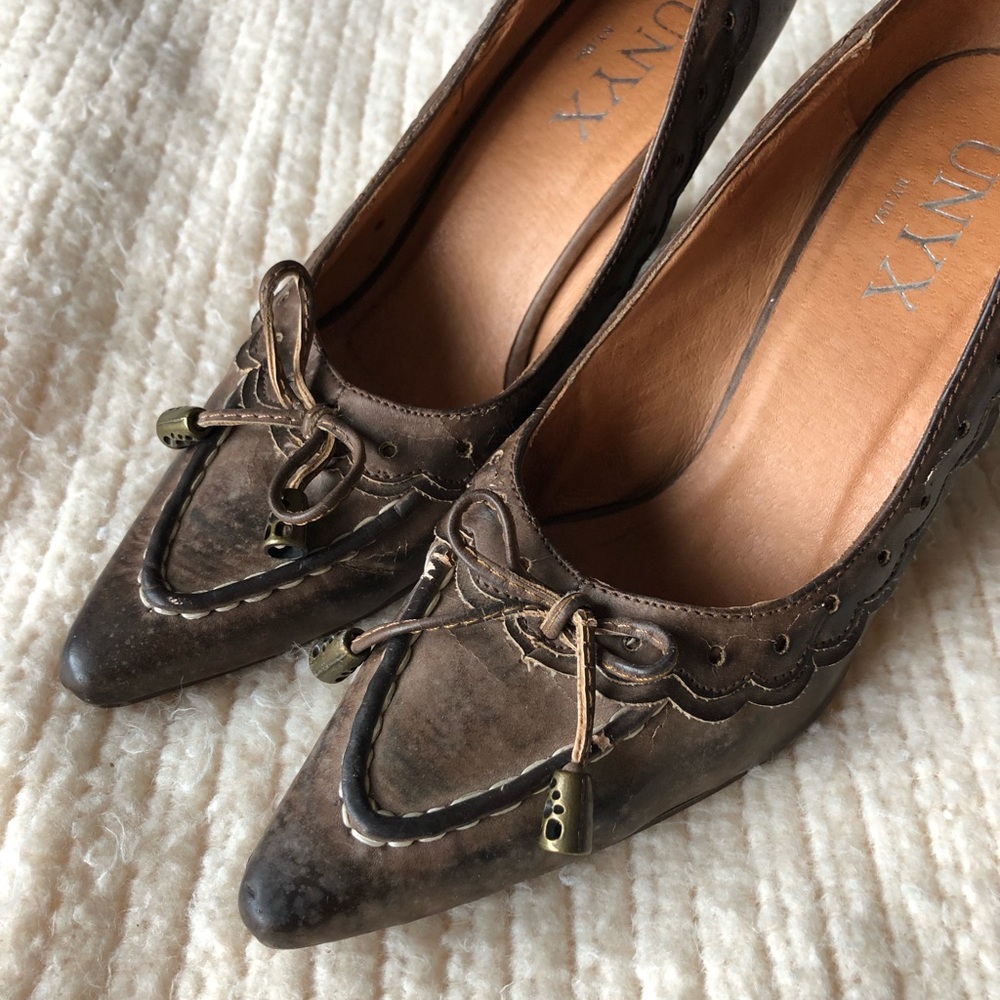 vintage distressed leather pumps